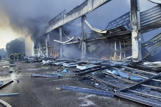 Nákupné centrum v Kremenčuku zasiahli ruské rakety.