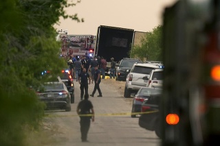 V návese nákladiaku v Texase našli najmenej 46 mŕtvych migrantov.
