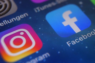 Ikony aplikácií Instagram, Facebook a WhatsApp na obrazovke smartfónu