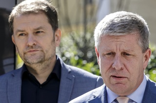 Zľava podpredseda vlády a minister financií SR Igor Matovič a minister zdravotníctva SR Vladimír Lengvarský 