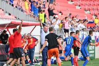 Tréner slovenskej futbalovej reprezentácie do 19 rokov Albert Rusnák (šedá košeľa) sa teší po strelení gólu počas zápasu Majstrovstiev Európy hráčov do 19 rokov.