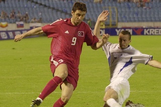 Na archívnej snímke Slovák Vladimír Labant (vpravo) v súboji o loptu s Turkom Hakanom Sükürom (vľavo). V zápase o postup na futbalové EURO 2004.