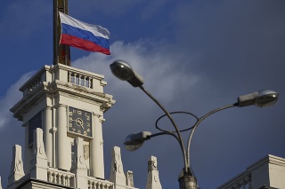 Krym oficiálne prešiel na moskovský čas. Vežu s hodinami v meste Sevastopol zdobí ruská vlajka.