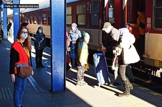 Z Košíc do Bratislavy dnes ráno prišiel mimoriadny vlak s 300 Ukrajincami.