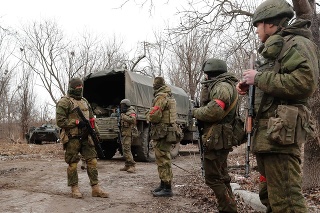 Fotografia urobená 1. marca 2022 zobrazuje ozbrojený personál v Donecku.
