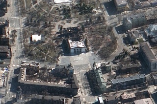 Satelitná snímka divadla v Mariupole