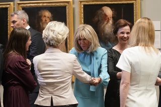 Brigitte Macronová, manželka francúzskeho prezidenta Emmanuela Macrona, uprostred, víta predsedníčku Európskej komisie Ursulu von der Leyenovú počas návštevy múzea Prado