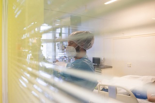 Vo Fakultnej Thomayerovej nemocnici v Prahe sa zdravotníci starajú o chorých s koronavírusom.