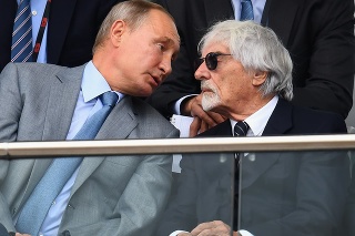 Bývalý šéf formuly 1 Bernie Ecclestone (vpravo) obhajuje ruského prezidenta Vladimira Putina (vľavo) a jeho inváziu na Ukrajinu.
