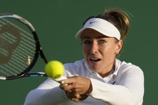 Slovenská tenistka Kristína Kučová odvracia úder Brazílčanky Laury Pigossiovej v 1. kole dvojhry žien na grandslamovom tenisovom turnaji Wimbledon v Londýne.
