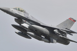 Na archívnej snímke americké stíhacie lietadlo F-16