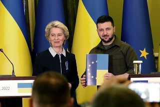 Ukrajinský prezident Volodymyr Zelenskyj (vpravo) prijíma dotazník na začatie procesu vstupu Ukrajiny do EÚ po podaní prihlášky o členstvo v EÚ z rúk predsedníčky Európskej komisie (EK) Ursuly von der Leyenovej.