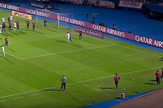 Futbalista Gustavo Scarpa počas zápasu Pohára osloboditeľov sfauloval rozhodcu! 