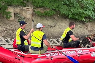 Policajti a ďalšie záchranné zložky pátrajú po dvojročnom chlapcovi, ktorý sa stratil pri rieke Torysa.