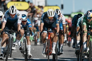 Holanďan Fabio Jakobsen (vľavo) prechádza cieľovou čiarou ako prvý v 2. etape Tour de France 2022.