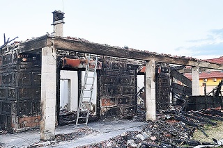 Stavba, do ktorej manželia vložili množstvo peňazí i času, v okamihu vyhorela.
