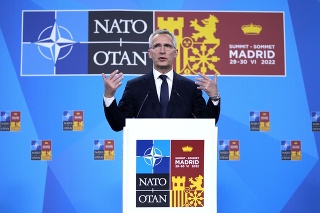 Generálny tajomník Severoatlantickej aliancie Jens Stoltenberg sa prihovára počas tlačovej konferencie na konci summitu NATO v Madride 30. júna 2022.