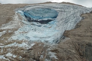 V blízkosti vrcholu hory Marmolada v talianskych Alpách sa uvoľnil obrovský kus ľadovca.