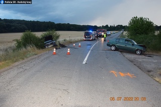 Pri zrážke došlo k ľahkému zraneniu vodičky vozidla Hyundai a k ťažkému zraneniu vodiča vozidla Renault.
