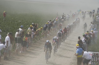 Na snímke pelotón cyklistov prechádza po dlažobných kockách počas 5. etapy cyklistických pretekov Tour de France.