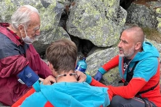 Zranenému dôchodcovi pomáhali horskí záchranári.