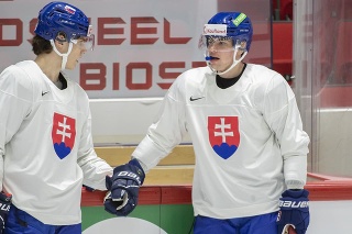 Slovenskí hokejisti zľava Juraj Slafkovský a Šimon Nemec by v drafte NHL mali patriť medzi prvých vybratých hráčov.
