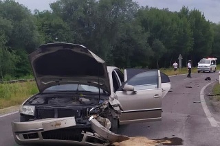 Zrážka dvoch áut a motocykla pri Lehote pod Vtáčnikom si vyžiadala jednu obeť.