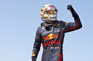 Max Verstappen vyhral tretie preteky v rade.