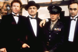 James Caan ako Sonny Corleone (prvý zľava)