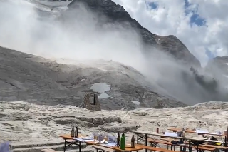 V talianskych Alpách sa uvoľnil ľadovec, najmenej šesť ľudí zahynulo.
