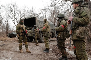 Fotografia urobená 1. marca 2022 zobrazuje ozbrojený personál v Donecku.
