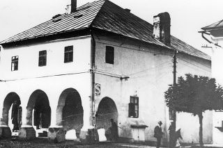 1928 - Od poslednej opravy dom chradol a ubúdalo mu z hodnoty.