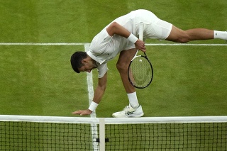 Srbský tenista Novak Djokovič oslavuje postup do štvrťfinále dvojhry na grandslamovom turnaji v londýnskom Wimbledone.
