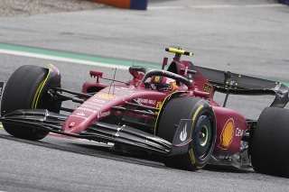  Veľmi nebezpečnú situáciu zažil jazdec formuly 1 Carlos Sainz počas nedeľnej Veľkej ceny Rakúska. 
