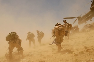 Americkí vojaci po výsadku z helikoptéry CH-47 nad dedinou Bagh v provincii Zábul 26. júna 2005.