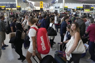 Na archívnej snímke z 22. júna 2022 rady cestujúcich čakajú na bezpečnostnú kontrolu na letisku Heathrow v Londýne.