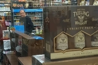 Tréner Weiss pri nákupe alkoholu a sladkostí.