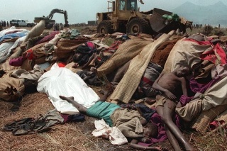 Masové hroby pre obete genocídy museli kopať buldozery, ľudské sily na to nestačili. 
