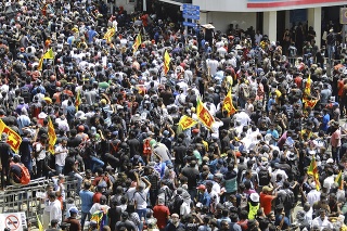 Protesty na Srí Lanke. Ľudia v davoch zaplnili ulice. 