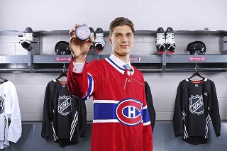Juraj Slafkovský sa stal najväčšou hviezdou, pretože ho draftovali z prvého miesta. Bude obliekať dres Montrealu Canadiens.