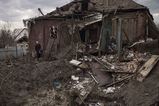  Na snímke dom zničený ostreľovaním v Charkovskej oblasti na Ukrajine.
