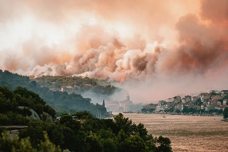 V chorvátskej Dalmácii v stredu vypukli tri veľké požiare – dva v oblasti Šibenika a jeden v oblasti Zadaru.