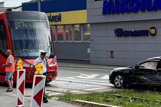 V Bratislave sa zrazila električka s osobným vozidlom.