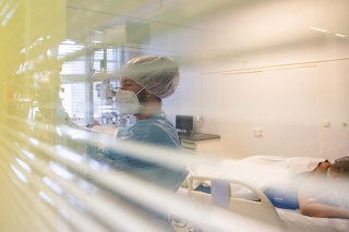 Vo Fakultnej Thomayerovej nemocnici v Prahe sa zdravotníci starajú o chorých s koronavírusom.