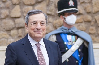 Španielsky premiér Pedro Sánchez a taliansky premiér Mario Draghi.