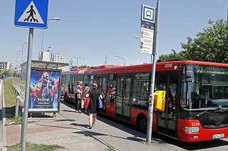 Takto zastavil arogantný vodič autobus - rovno pred košom.