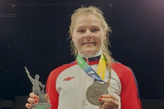 Kickboxerka Alexandra Filipová so striebornou medailou.