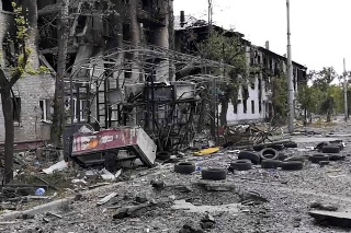 Na snímke poškodené obytné budovy v meste Lysyčansk v Luhanskej oblasti na východe Ukrajiny 3. júla 2022.