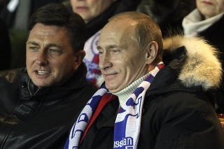 Slovinský a ruský premiér na futbale: Borut Pahor (vľavo) a Vladimir Putin.