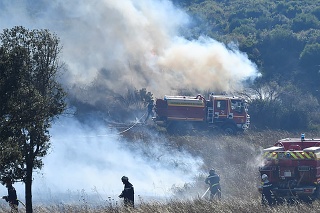 Francúzskym hasičom sa podarilo dostať pod kontrolu veľký požiar na juhu krajiny.